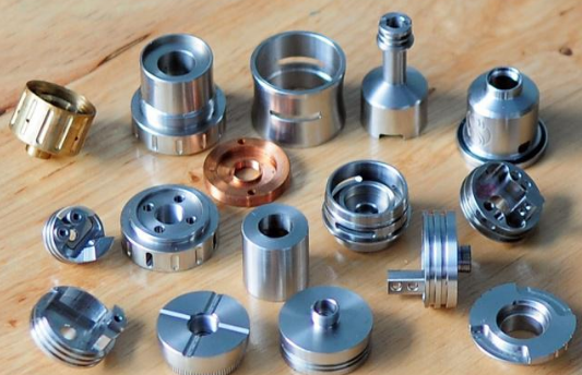 小零件背后的女富豪 為富士康制造手機(jī)小配件，成就300億商業(yè)傳奇